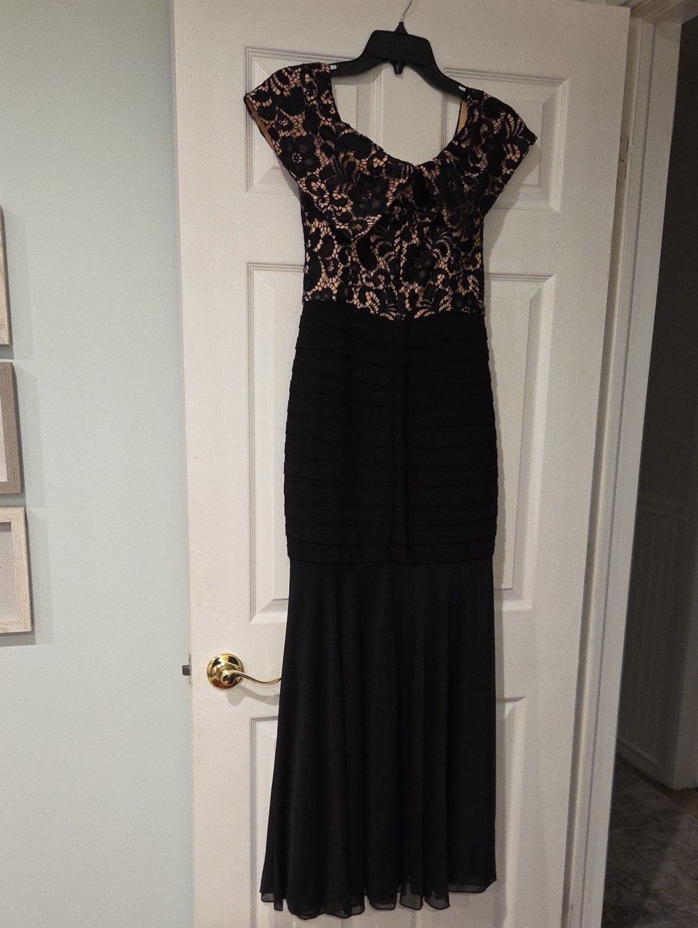 Tadashi Shoji Embroidered Lace Boatneck Cap Sleeve Gown
Only Wore Once